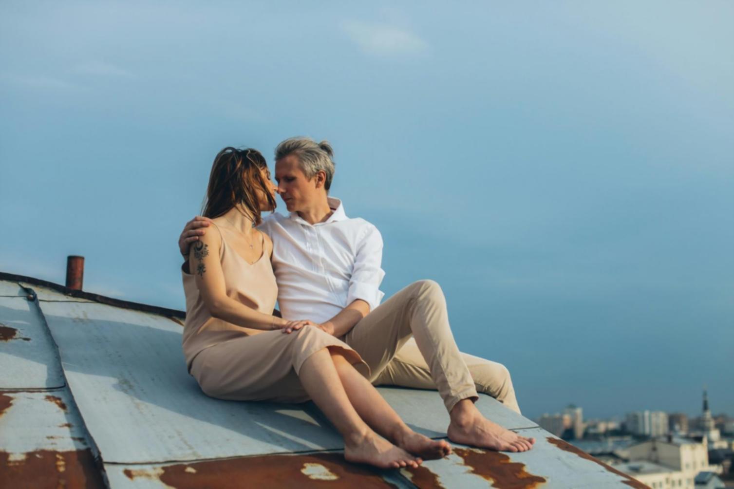 Famiglia italiana durante una sessione educativa interattiva