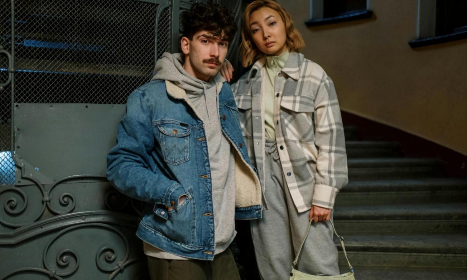 Ambiente educativo accogliente per famiglie con spazi creativi e materiali didattici