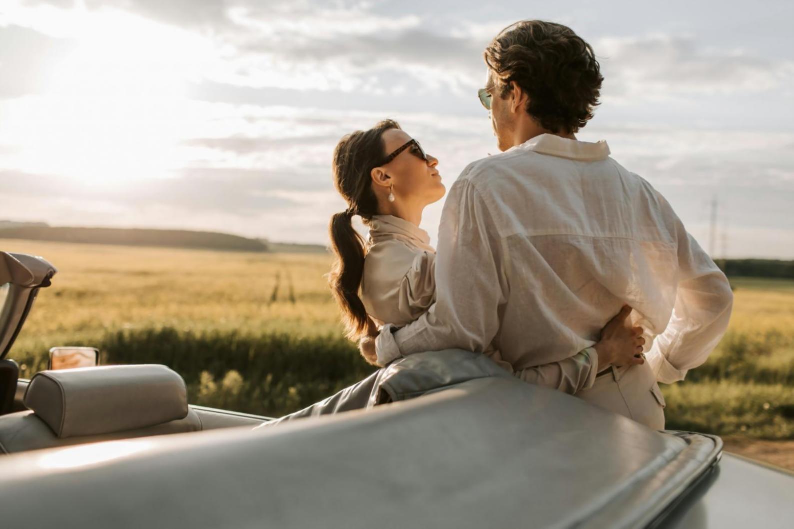 Attività educativa famiglia che lavora insieme su progetti di apprendimento pratico